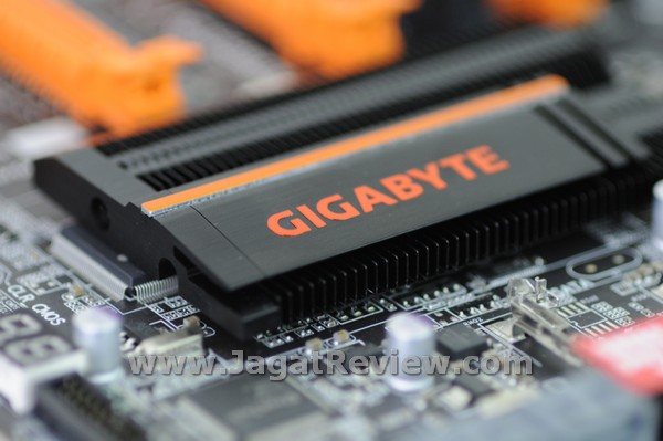 Gigabyte Z77X UP7 Aufmarker1