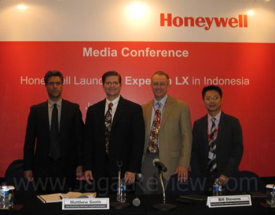 Honeywell Perkenalkan Teknologi Terbaru Bernama Experion LX 1 Jajaran Petinggi Honeywell (Kiri-Kanan): Bharat Sharma, Asia Pacific Business Leader ; Matt Smith, Director Global Channels ; Bill Stevans, Global Product Marketing Manager ; Bryan Sim, Regional Sales Manager Field Products Southeast Asia & Pacific