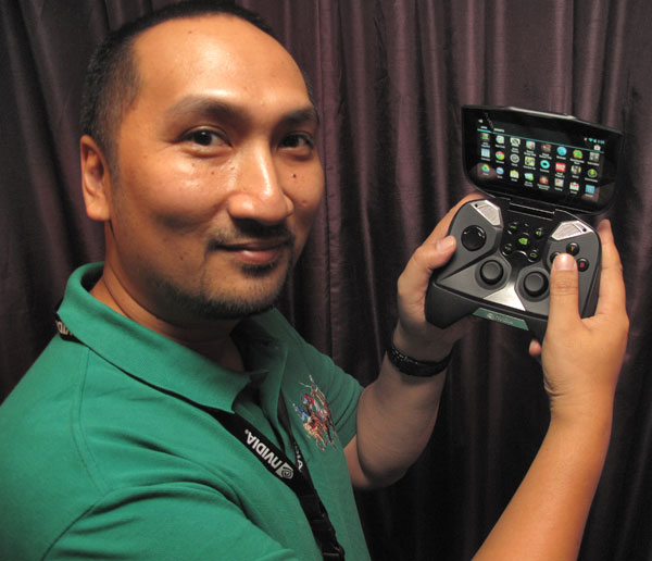 NVIDIA-project-shieldpas di tangan NVIDIA project shield 1