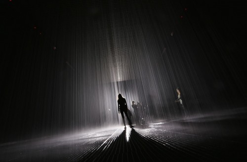 interactive-rain-room-exhibit-allows-20130515-142953-559