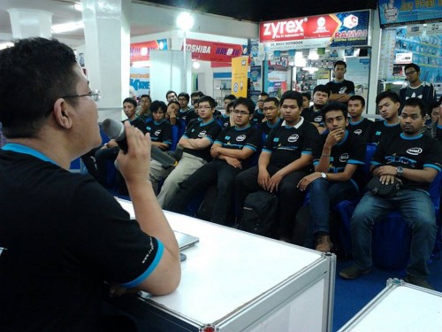 Sesi workshop yang diikuti oleh 14 tim yang berhasil lolos ke babak utama AOCT 2013 DIY & Jogjakarta.