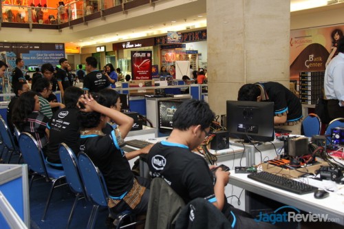 Peserta mencoba mengatur berbagai konfigurasi di motherboard Gigabyte untuk mendapatkan skor maksimal.