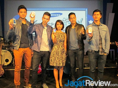 Tiga Smartphone Samsung Seri GALAXY Terbaru Dukung Kreativitas Kawula Muda 4 D'Journey berpose bersama Selvia Gofar dengan Samsung GALAXY Fame