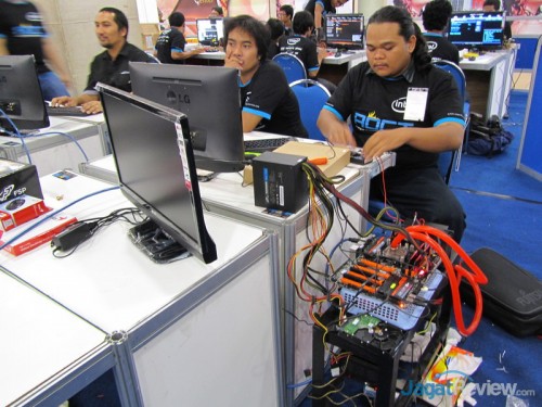 Peserta dengan ukuran tubuh paling besar ini menggunakan sistem pendingin yang tidak kalah besar dengan ukuran tubuhnya. Wow..