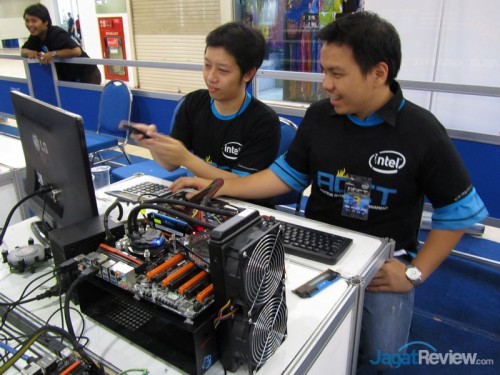 Tim ARX 2 yang menjadi jawara sesi pertama tengah berdiskusi untuk menyiapkan strategi yang diharapkan bisa membawa mereka kembali menjadi juara sesi.