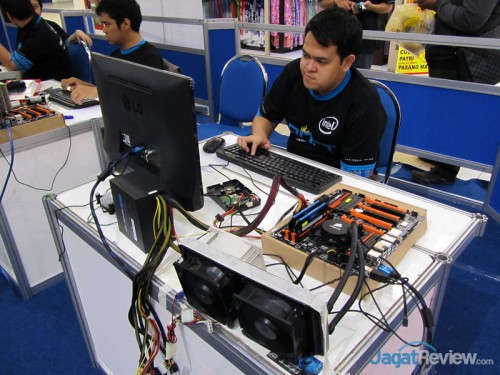 Peserta yang duduk di meja nomer 1 ini serius melakukan pengaturan pada sistem yang digunakannya.