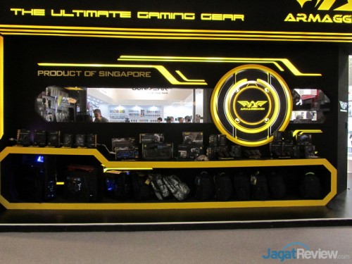 Display dari berbagai produk dari merek Armageddon, ada keyboard, mouse, casing gaming, dan juga aksesoris.