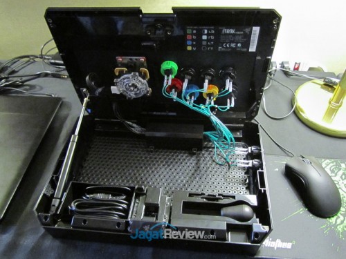 Inilah bagian dalam dari kontroler unik ini.