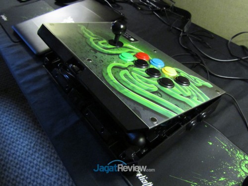 Bagian atas dari kontroler ini bisa dibuka untuk mengakses panel dalam untuk mengatur konfigurasi tombol secara hardware.