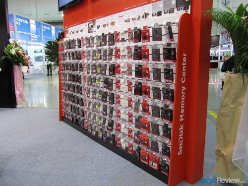Computex 2013 Booth Raid: SanDisk 2 SanDisk Memory Corner ini berisi berbagai jenis media penyimpanan, mulai dari SD Card, micro SD, flash disk, dan SSD.