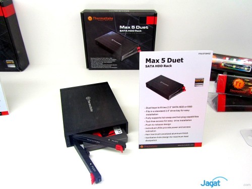 Max 5 memberikan akses ke storage dari sisi depan serta mendukung how-swap dan hot-plug.