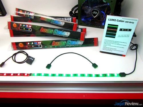 LED Strip ini bisa digabung antara satu strip dengan strip lain dengan menggunakan kabel penghubung atau langsung menggunakan konektor yang ada di kedua ujung masing-masing strip.