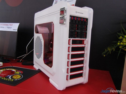 Casing dan Cooling Baru Thermaltake Menampakkan Diri di Computex 2013 3 Casing baru seri Chaser yang ditampilkan dengan mengusung platform terbaru dari AMD.