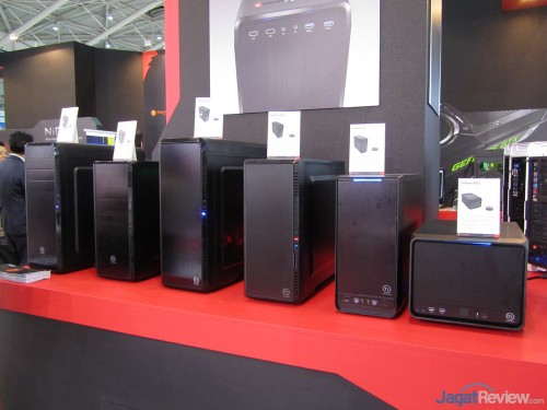 Casing berwarna hitam dari seri Urban. Seri casing ini berhasil memenangkan Computex 2013 Design & Innovation Award!