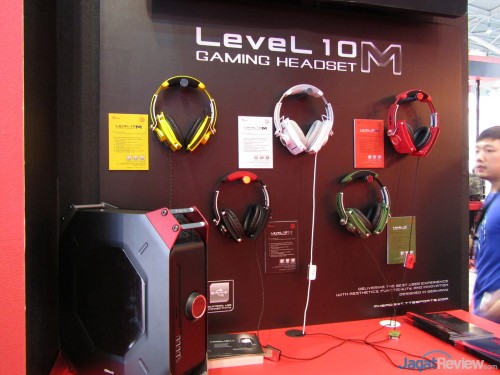 Berbagai warna dari Level 10 M Gaming Headset, baik yang secara resmi diperkenalkan sebagai warna utama headset tersebut maupun warna custom.