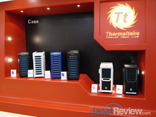 Jajaran produk casing seri Chaser mengisi ruang display di sisi kanan display power supply.