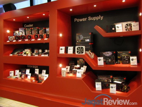 Produk power suppy, cooling solution, dan aksesoris dari Thermaltake mengisi display yang terdapat di salah satu sisi showroom.