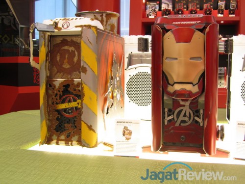 Dua casing dari seri Armor yang telah dimodifikasi dengan tema Iron Man dan Borderlands 2.