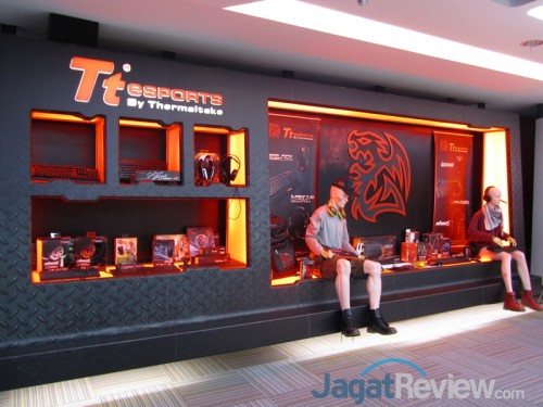 Jajaran produk Tt eSPORT di salah satu sisi showroom.