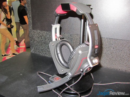 Level 10 M Gaming Headset ketika unit microphone terbuka.