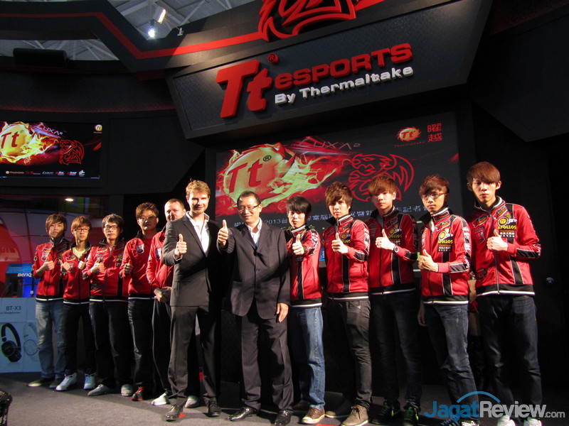 Tt eSPORTS Level 10 M Gaming Headset 9