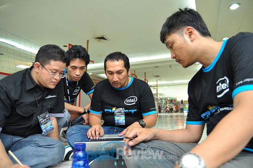 Perjuangan 14 Tim dalam AOCT 2013 DIY & Jawa Tengah 1 Panitia AOCT 2013 DIY & Jawa Tengah memastikan segala sesuatu telah siap sebelum memulai sesi pertama. Kiri-kanan: Alva