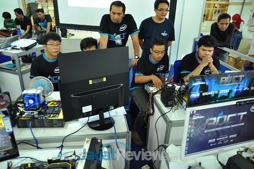 Perjuangan 14 Tim dalam AOCT 2013 DIY & Jawa Tengah 2 Ketika kompetisi dimulai, giliran tim peserta yang terlihat serius menangani sistem yang ada di depan mereka.