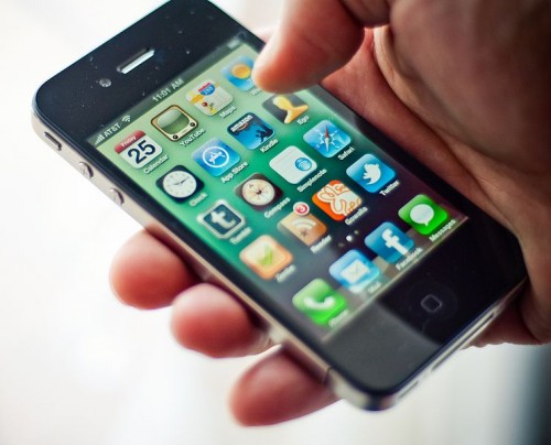 742px-IPhone_4_in_hand