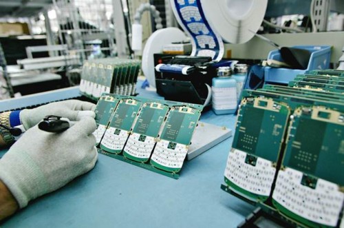 >FILE PHOTO PLEASE TAKE COPY FROM STORY A worker holds the circuit board of a BlackBerry Curve handset during production at the Research in Motion facility in Waterloo, Ontario, Canada, Thursday, July 19, 2007. Research In Motion Ltd. said third-quarter p