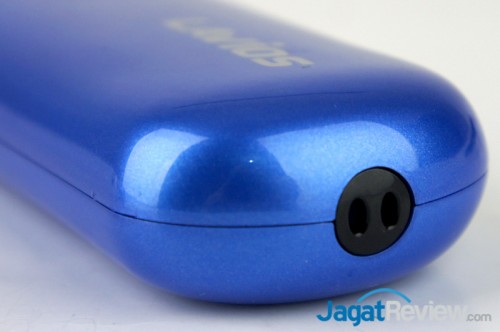 Review Power Bank Lavios PB-526A: Praktis dengan Fitur Auto-Charge dan Auto-Stop 7 tempat gantungan yang berada di bagian bawah power bank