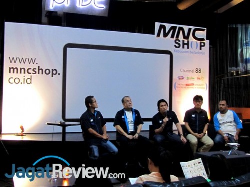 Jajaran petinggi MNC Shop memperkenalkan situs belanja online mereka.