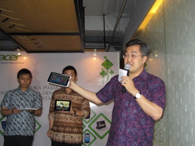 Jason Lim, Presiden Direktur Acer Indonesia, menggenggam Acer Iconia W3