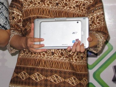 Tablet Acer Iconia W3 ketika di simpan di belakang keyboard bawaan