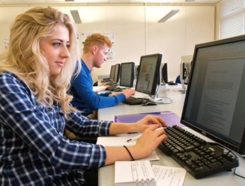 girl_computer-550x418