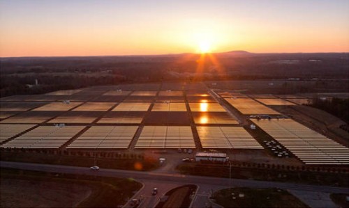 Apple Bangun Pembangkit Listrik Tenaga Matahari untuk Data Center Baru Mereka 1 maiden_solar_array