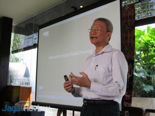 Bapak Indra, Direktur Andal Software, berbagi informasi terkait penggunaan parallel processing dalam aplikasi pendukung bisnis.