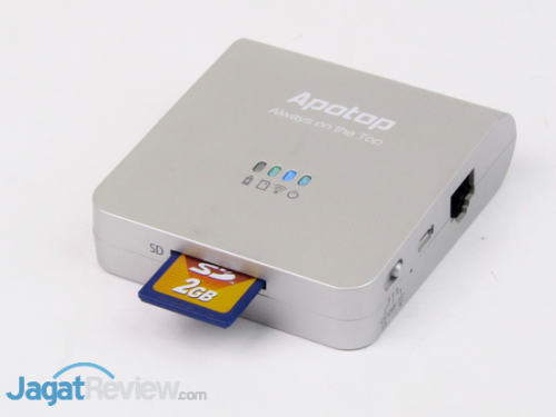 Hands-On Review Apotop Wi-Reader Pro: SD Card Reader Multi Fungsi 1 SD Card terpasang di slot.