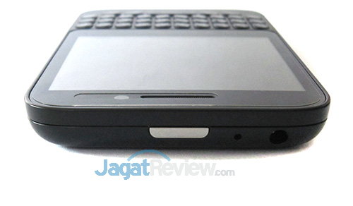 Review Singkat: Sehari dengan BB10 Termurah Saat Ini, Blackberry Q5 3 Blackberry Q5 - Sisi Atas