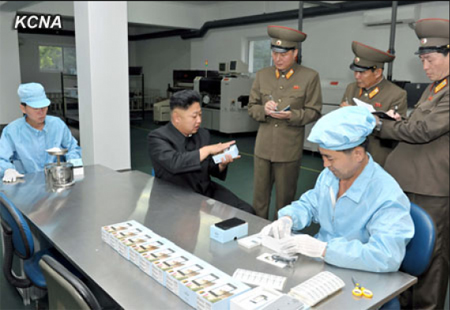 Arirang, Smartphone Pertama Besutan Korea Utara 2 Kim Jong-un ketika mengunjungi pabrik Arirang