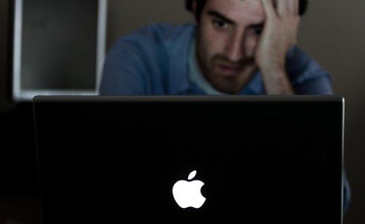 Forbes Buktikan Inovasi Apple Makin Menurun 12 Man Using Mac Laptop Computer 1