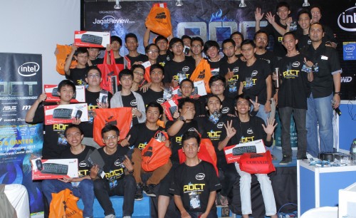 Foto bersama usai lomba *klik untuk memperbesar*