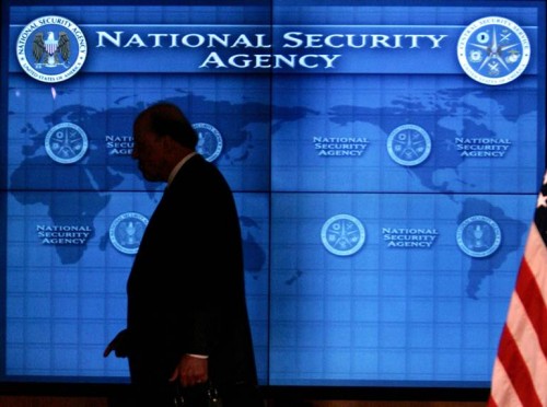 Para Perusahaan Teknologi Besar Menuntut Reformasi NSA 1 National Intelligence Director John Negroponte past a video screen at National Security Agency at Fort Meade