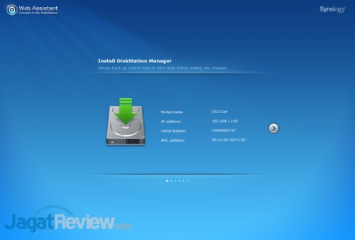 Saat pertama kali dikonfigurasi, sistem akan langsung meminta pengguna untuk mendownload Synology DiskStation Manager untuk digunakan dalam perangkat ini.