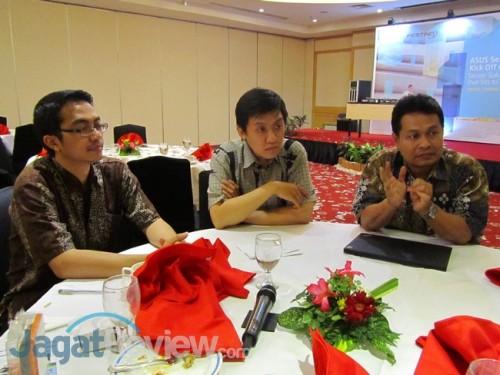Bapak David dari Intel (kanan), Bapak Willy dari Asus (tengah), dan perwakilan Festino (kiri) menjawab pertanyaan dari perwakilan media terkait produk-produk Asus.