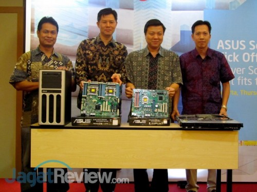 Perwakilan dari Intel Indonesia, Asus Indonesia, dan Festino memperkenalkan beberapa produk server dan motherboard server dari Asus.
