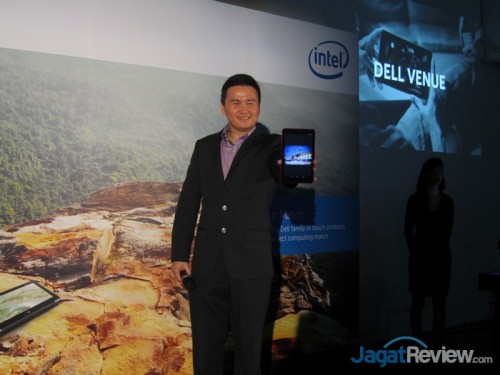 Raymond Wah dari Dell memperkenalkan tablet seri Venue.