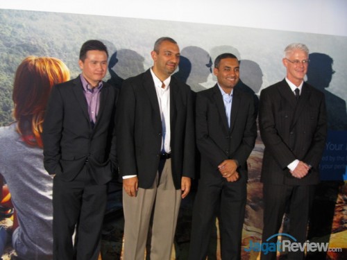 Petinggi Dell APJ dan perwakilan dari Intel berpose bersama setelah memberikan presentasi terkait produk-produk baru Dell.
