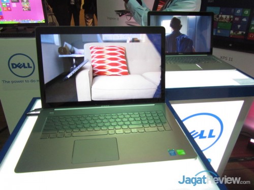 Inspiron 17 7000 Series hadir dalam 2 varian, dengan layar sentuh (depan) dan tanpa layar sentuh (belakang).