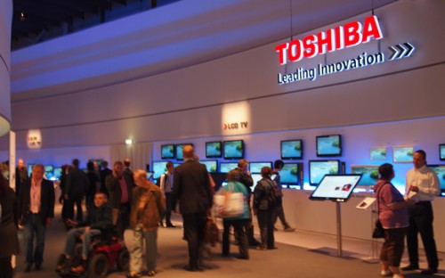 Toshiba Tutup Dua Pabrik dan Rumahkan 3000 Karyawannya 2 IFA-2010-Toshiba-Booth-Tour-1