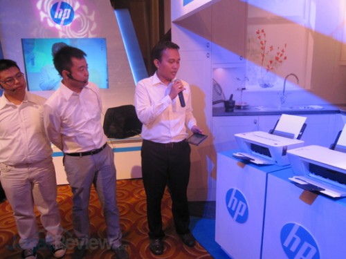 Salah satu staf dari HP Indonesia melakukan demonstrasi printing dari perangkat tablet ke HP Deskjet Ink Advantage 2545 All-in-One Printer